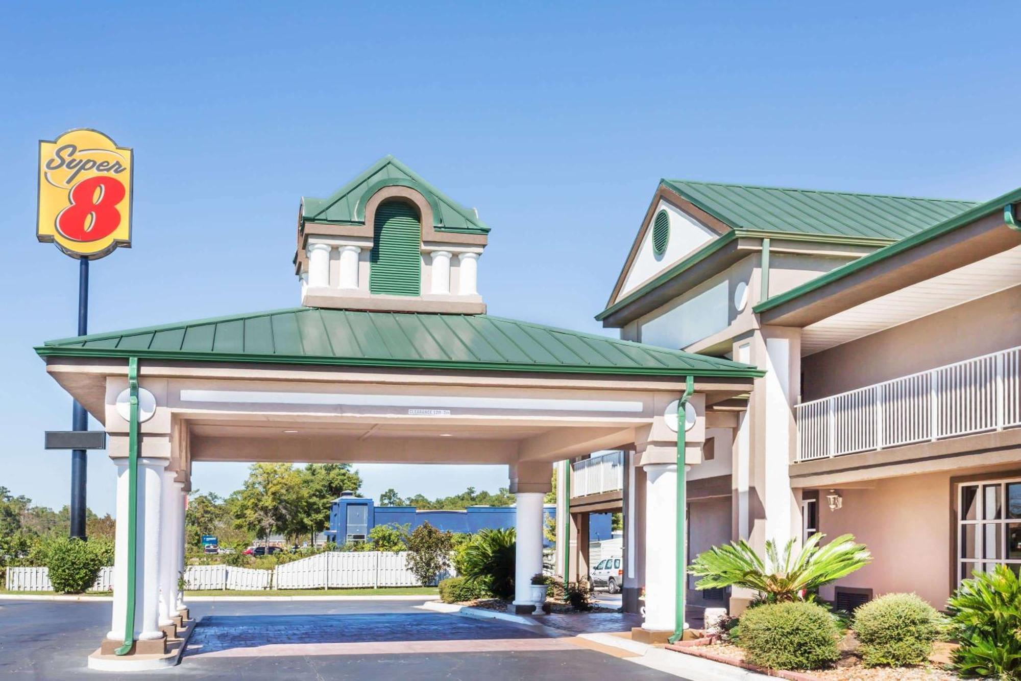 Staying in Florida: 6 Super 8 by Wyndham Hotels Compared