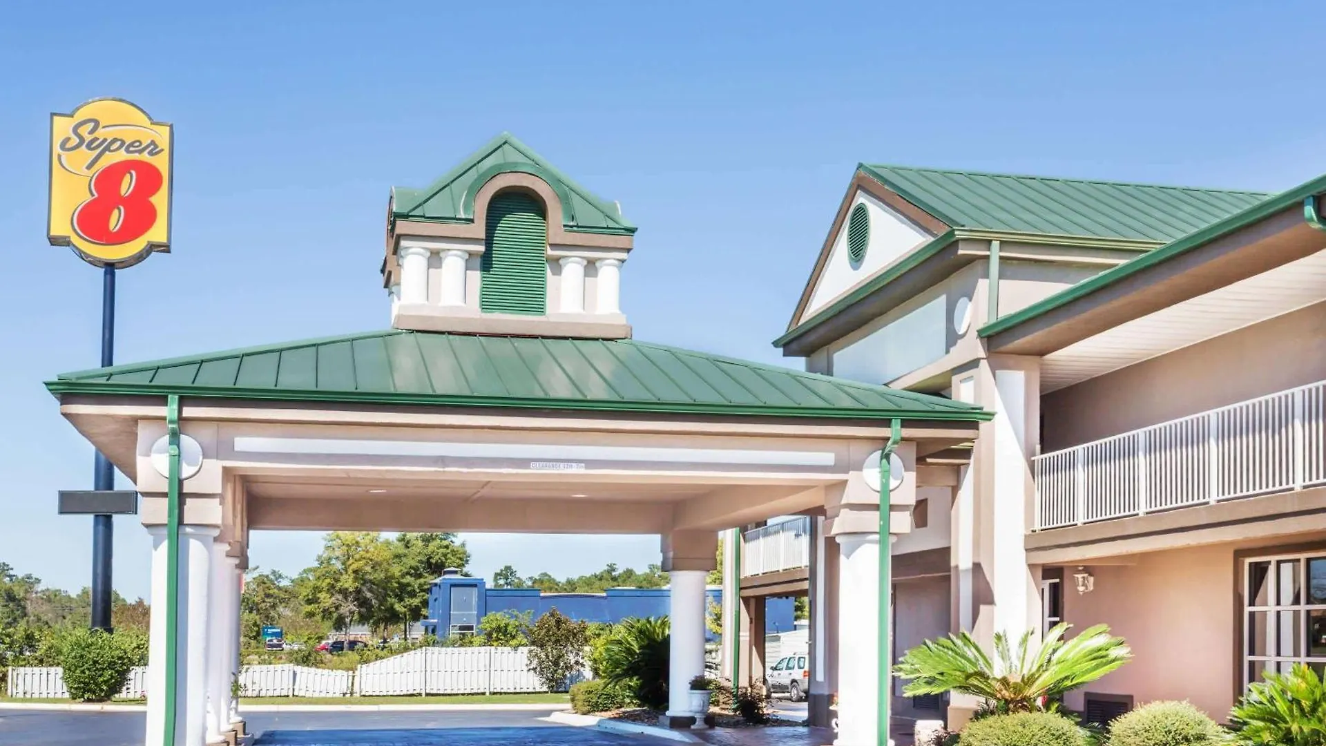 Staying in Florida: 6 Super 8 by Wyndham Hotels Compared
